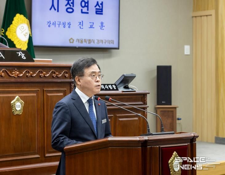 진교훈 강서구청장이 17일 강서구의회에서 열린 제315회 정례회에서 2026년도 예산안 제출에 따른 시정연설을 하고 있다.