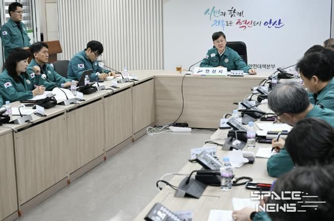 이민근 안산시장이 21일 안산시 재난안전상황실에서 겨울철 대설·한파 대비 관계부서 점검 회의를 진행하고 있다.