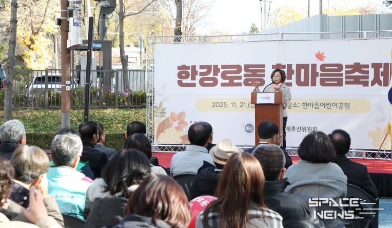 박희영 서울 용산구청장이 ‘한강로동 한마음축제’에서 인사말을 전하고 있다.