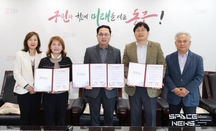 다함께돌봄센터 운영 위·수탁 협약 체결 모습