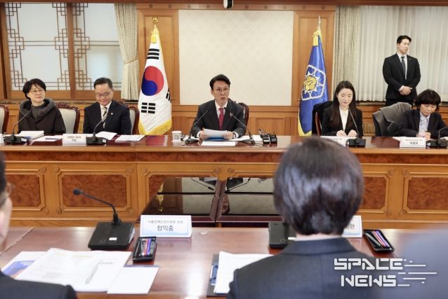 김민석 국무총리가 25일 세종대로 정부서울청사에서 열린 아동정책조정위원회를 주재하고 있다.