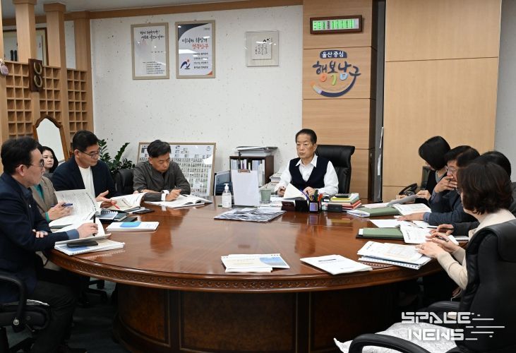 26일 서동욱 남구청장이 구청장실에서 열린 제29회 울산고래축제 결과보고회에 참석해 회의를 주재하고 있다.