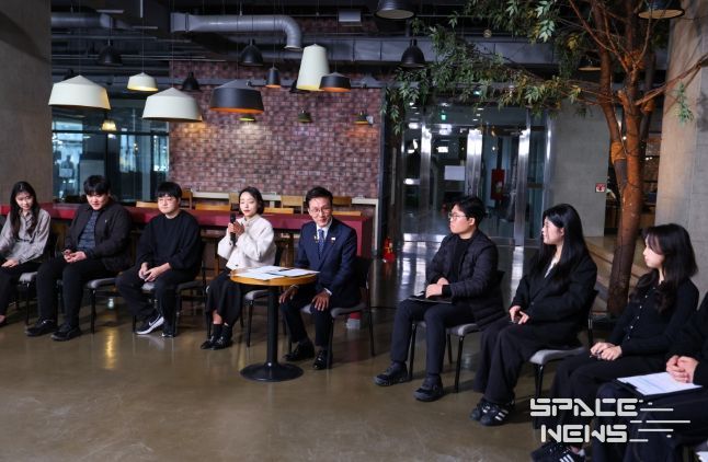 김민석 국무총리가 28일 대전 충남대학교에서 열린'미래대화 1·2·3#청년금융' 제5차 K-토론나라에서 고졸 청년 대출금리 및 청년미래적금 등과 관련한 청년들의 제안을 경청하고 있다.