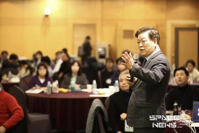 박승원 광명시장이 4일 오후 제주도 켄싱턴 리조트에서 열린 ‘2025 대한민국 ESG정원정책포럼-공무원 혁신 리더십 과정’에 참석해 ‘탄소중립으로 지속가능한 도시전환’을 주제로 한 특별강연을 하고 있다.