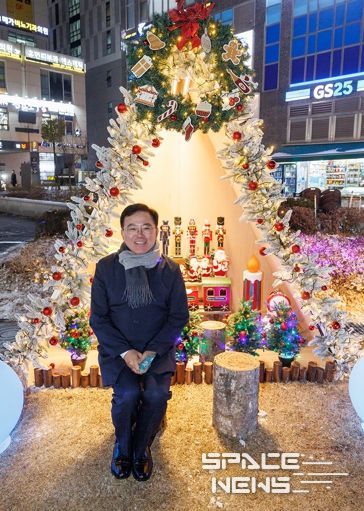 진교훈 서울 강서구청장이 발산역 1번 출구 앞 광장에 조성된 ‘마곡 위시빌리지’ 점등식을 찾아 크리스마스 조형물 앞에서 기념사진을 찍고 있다.