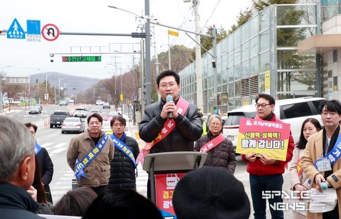 이상일 용인특례시장은 6일 오전 수지구 성복동 일대에서 수지연대 주관으로 열린 ‘경기남부광역철도 조기 착공 촉구 걷기대회’에 참석했다.