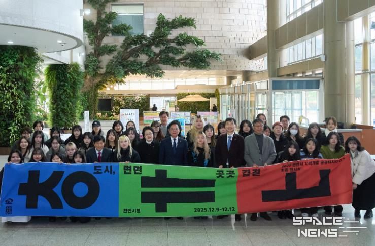 김석필 천안시장 권한대행 부시장이 9일 시청 로비에서 열린 ‘2025 지역개발 공공디자인 연구용역’ 최종보고회 연구 성과 전시를 둘러보고 있다.