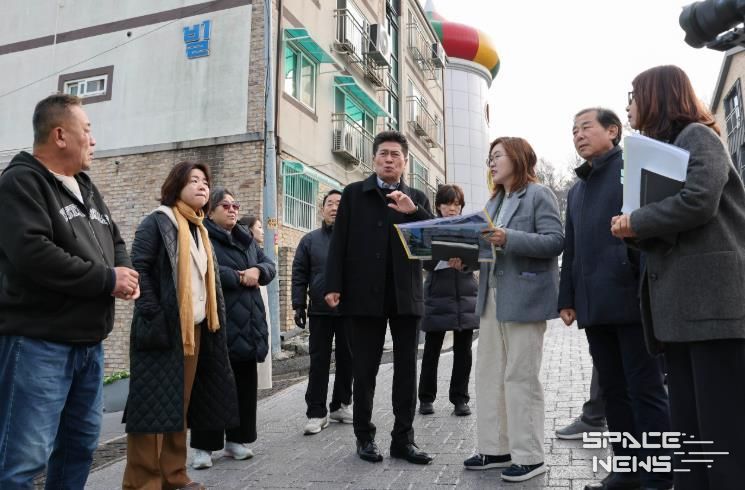 인천 중구, 동화마을 벽화 리뉴얼 사업 추진 중‥지난 10일 김정헌 구청장 현장 방문