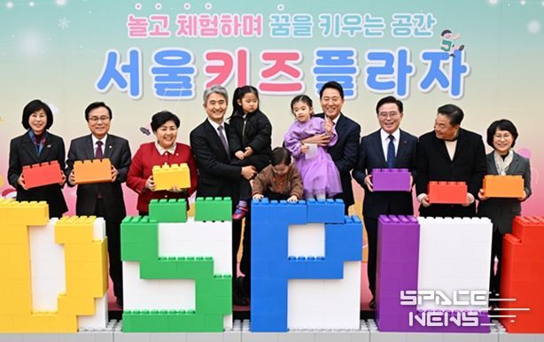 오세훈 서울시장이 12일(금) 강서구 화곡동에 문을 연 ‘서울키즈플라자’에서 개관 축하 퍼포먼스에 참여하고 있다.