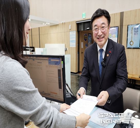윤호중 행정안전부 장관이 24일 오후 정부서울청사 농협지점에서 고향사랑 기부금 기탁서 서류를 제출하고 있다.