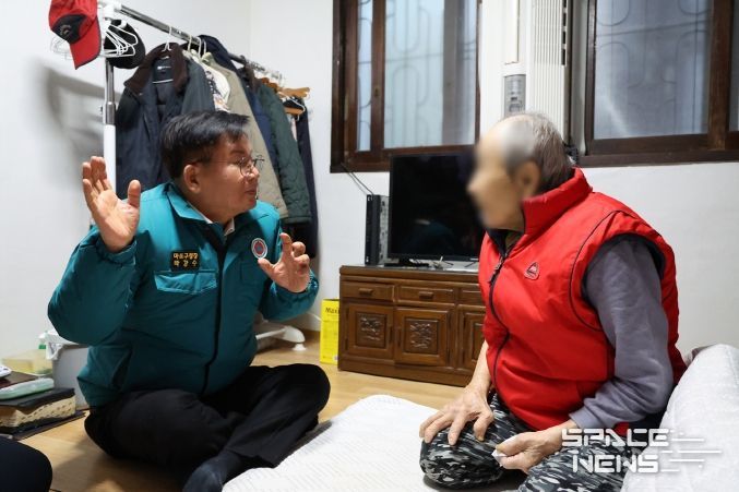 박강수 마포구청장이 한파 속 어르신의 안부를 살피고 있다.