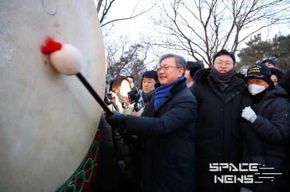 장인홍 구로구청장(가운데)의 대북타고. 장인홍 구청장이 대북을 울리며 새해 출발을 알리고 있다.