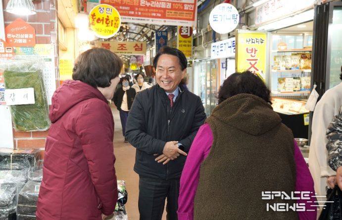 서대문구 천연동에 소재한 독립문영천시장이 최근 중소벤처기업부가 주관한 ‘문화관광형시장 육성사업’ 공모에서 선정됐다. 사진은 이성헌 구청장이 이곳 시장을 찾아 상인들과 대화하는 모습.