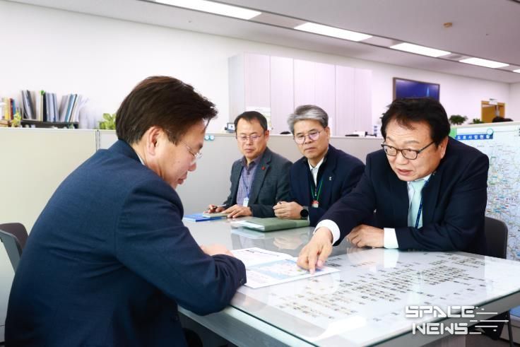 손병복 울진군수 가 국토교통부를 방문해 이우제 도로국장에게 남북10축 고속도로의 울진 구간의 필요성을 설명하고 있다