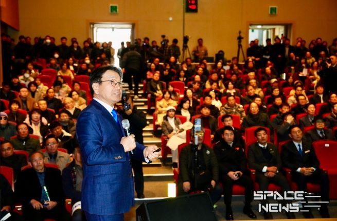 강기정 광주광역시장이 29일 오후 3시30분 장성문화예술회관 소공연장에서 열린 ‘광주전남 통합 도민과의 상생토크'에 참석해 전남도민들에게 광주전남 통합 관련 내용과 산업‧경제‧교통 분야 등 주민 생활에 미치는 영향 등을 설명하고 있다. /광주광역시 제공