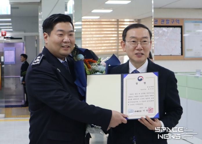 이명구 관세청장(오른쪽)이 29일 성남세관을 방문하여 정시진 주무관에게 상장과 포상금을 수여한 뒤 기념 촬영하고 있다.