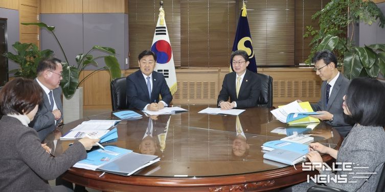 4일 정부서울청사 금융위원회에서 김관영 전북특별자치도지사가 이억원 금융위원회 위원장과 면담하고 전북 금융중심지 지정을 공식 요청하고 있다.