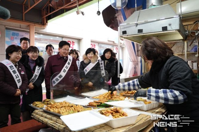박강수 마포구청장이 아현시장을 찾아 설 명절 음식들을 살펴보고 있다.