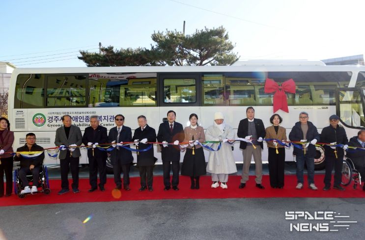 주낙영 경주시장(가운데)과 내빈들이 장애인종합복지관 특장버스 도입을 기념하며 테이프 커팅을 진행하고 있다.