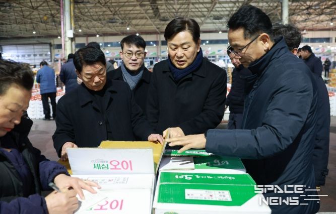 12일 새벽 김관영 전북특별자치도지사가 전주시 농수산물도매시장을 방문해 과일 경매장을 중심으로 농산물 출하 동향과 가격 흐름을 직접 점검하고 현장 관계자들을 격려하고 있다.