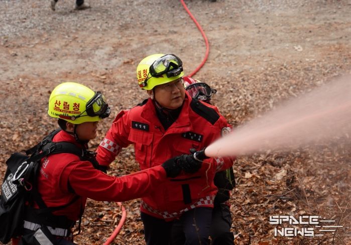 김인호 산림청장(오른쪽)이 11일 강원특별자치도 영월군에서 ‘산불재난 대응 합동 훈련’을 실시하고 있다.