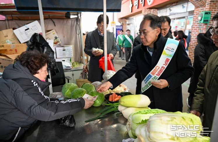 엄태현 영주시장 권한대행이 전통시장에서 장을 보고 있다.
