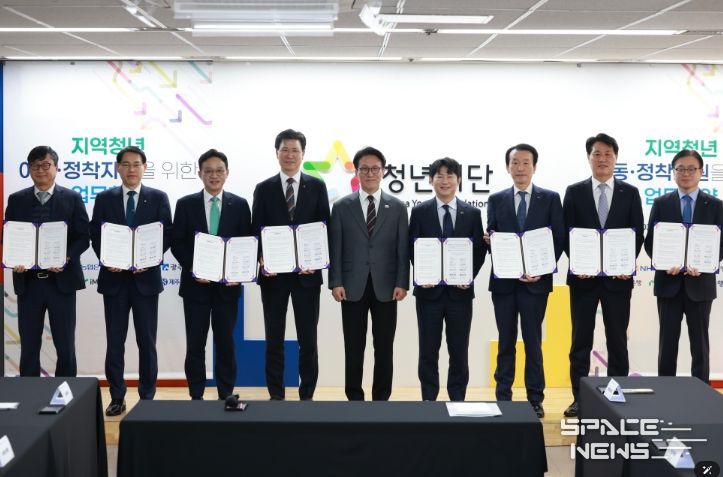 김민석 국무총리가 12일 종로구 청년재단에서 열린 지역 청년 이동·정착 지원을 위한 청년재단-은행권 업무협약식에 참석, 축사를 하고 있다.