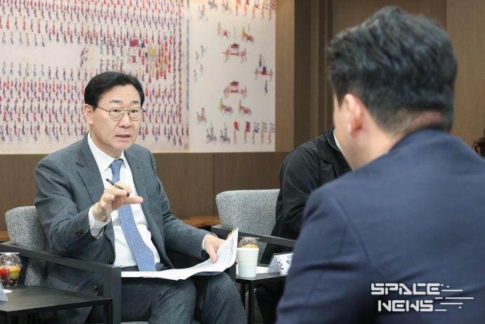 정명근 화성특례시장이 13일 시가 주최한 '생리용품 부담 완화를 위한 소통 간담회'에서 '(가칭) 코리요 생리대' 추진 취지에 대해 설명하고 있다.