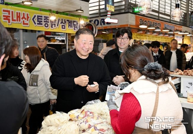 김경일 파주시장, 설 앞둔 전통시장에서 명절 장보기