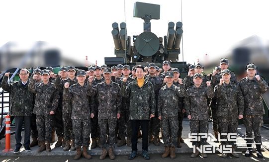 오세훈 서울시장이 16일(월) 1방공여단 방공진지 장병들과 기념사진을 촬영하고 있다.