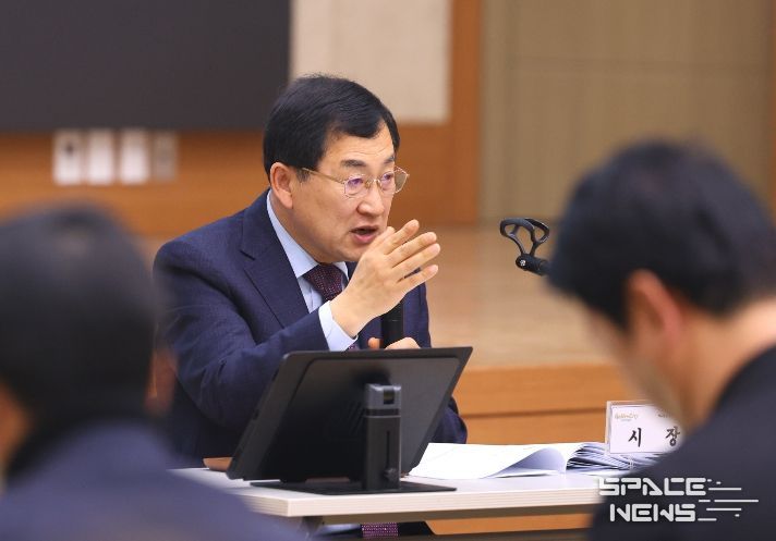 주낙영 시장이 23일 오전 청내 알천홀에서 확대간부회의를 주재하며 주요 현안에 대해 발언하고 있다.