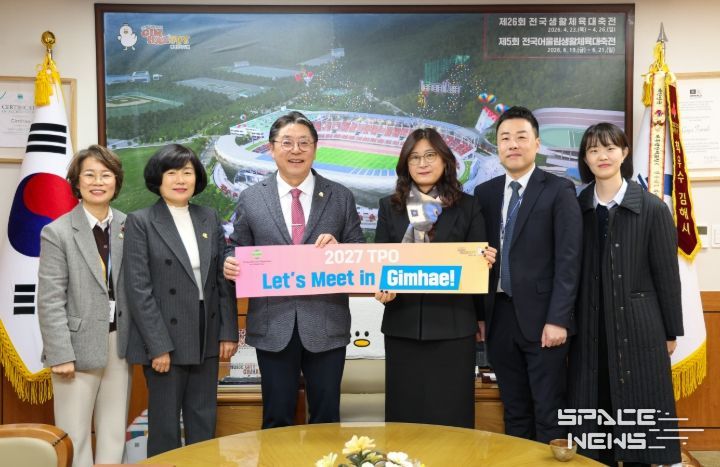 왼쪽부터 송둘순 김해시 관광과장, 배선영 김해시 문화관광국장, 홍태용 김해시장