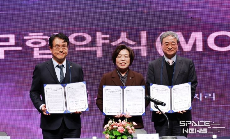 업무협약식 (좌측부터 조재호 아주대학교병원장, 신계용 과천시장, 강신은 과천도시공사 사장)