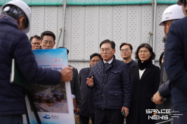 여수시 관계자들이 6일 ‘화정면 개도 부행사장’ 조성 현장에서 간부회의를 개최하고 2026여수세계섬박람회 준비 상황을 점검하고 있다.