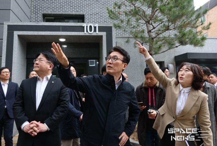 김민석 국무총리가 6일 관악구 관악봉천 청년 공공임대주택(행복주택) 점검 및 입주 청년들과의 간담회를 주재하고 있다.