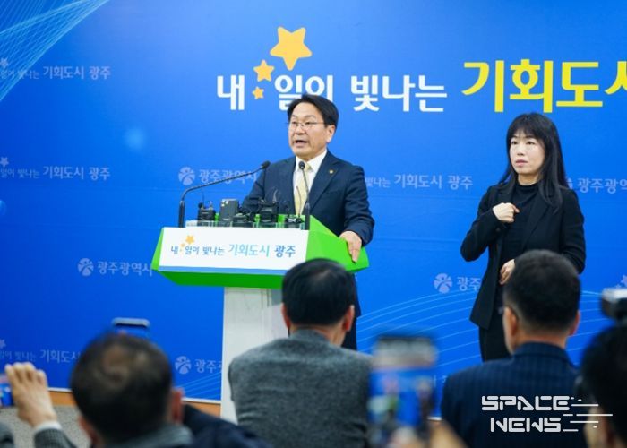 강기정 광주광역시장이 9일 시청 브리핑룸에서 '통합특별시 정부 재정지원금(20조) 활용방안 관련 브리핑'을 열어, 통합 이후 광주·전남의 산업 경쟁력을 높이고 일자리를 창출하기 위한 투자 구상을 발표하고 있다. /광주광역시 제공