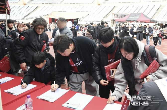 부천시민들이 KTX-이음열차 소사역 정차 요구 시민 서명운동에 참여하고 있다.