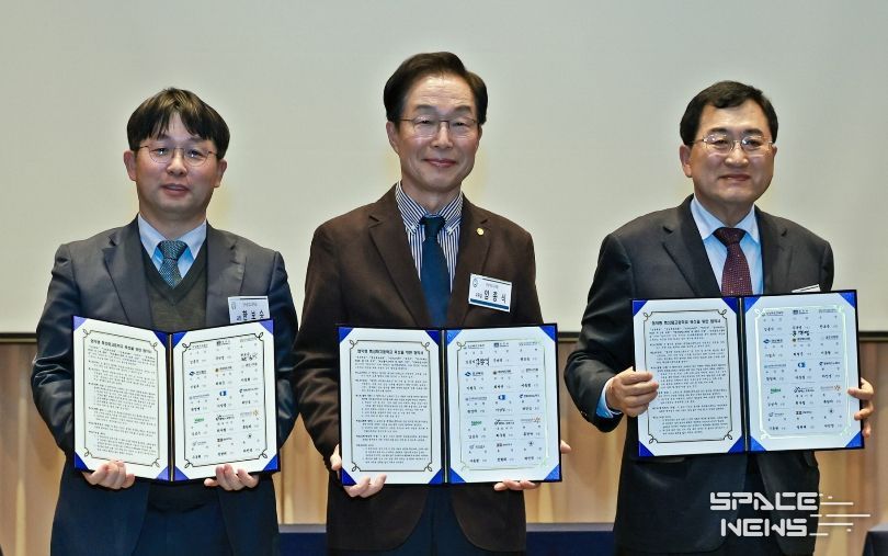 주낙영 경주시장(오른쪽부터)과 임종식 경상북도 교육감, 한보승 신라공업고등학교장이 12일 경주 황룡원에서 열린 ‘AI 미래 모빌리티 분야 협약형 특성화고 지·산·학 업무협약식’에서 협약서를 들어 보이며 기념촬영을 하고 있다.
