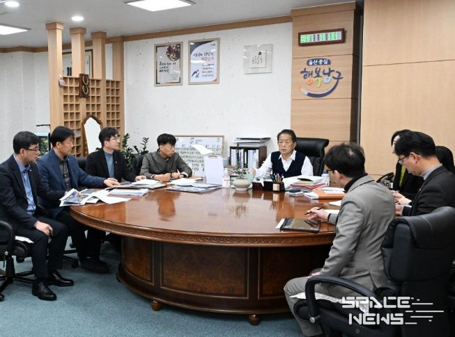 16일 서동욱 남구청장이 구청장실에서 열린 재난관리 통합플랫폼 구축사업 추진계획 보고회에 참석해 회의를 주재하고 있다.