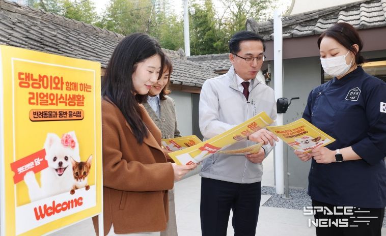 박희조 동구청장과 직원들이 반려견 동반음식점에서 설명을 듣고 있다