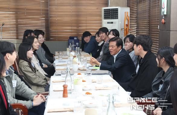 “시장님, 궁금한 게 있습니다!” 정읍시, 신규 직원 19명과 격의 없는 현장 소통