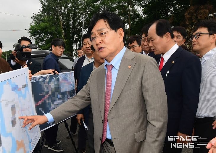 강화군, 계양~강화 고속도로 연계 도로망 구축 속도(지난해 7월 고속도로 건설사업 현장 점검회의 모습)