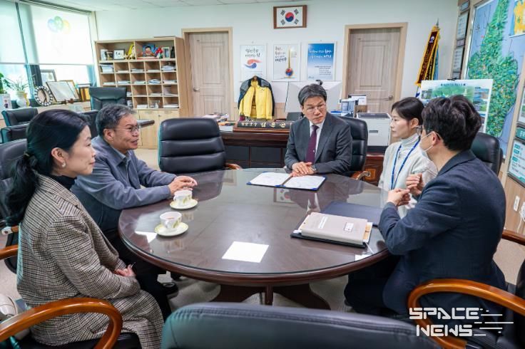 지난 23일, 청양군과 충청남도 홍성의료원이 ‘의료·요양 통합돌봄’ 업무협약을 체결하고 기념 촬영을 하고 있다.