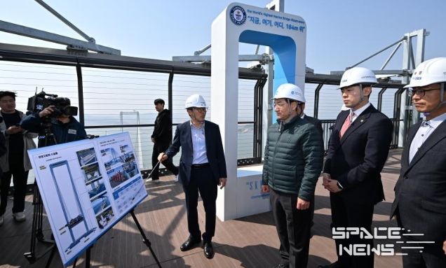 유정복 인천광역시장이 25일 청라하늘대교에서 개장을 앞둔 관광시설을 점검하고 있다.