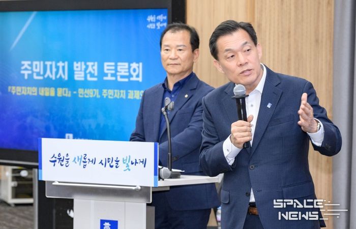 이재준 수원시장(왼쪽 아래)이 ‘주민자치 발전 토론회’ 참여자들과 함께하고 있다.