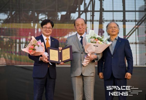 김병수 시장이 제15대 심수관에게 명예시민증을 수여했다.