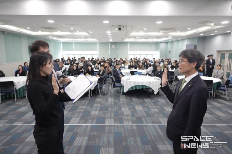 천창수 교육감과 서미경 학교운동부지도자 대표가 30일 외솔회의실에서 '청렴 일상 다지기 실천 서약' 선서를 하고있다