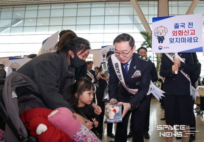 이명구 관세청장이 31일 인천국제공항 제2여객터미널에서 해외 출국 여행객을 대상으로 외화신고 안내 캠페인을 실시하고 있다