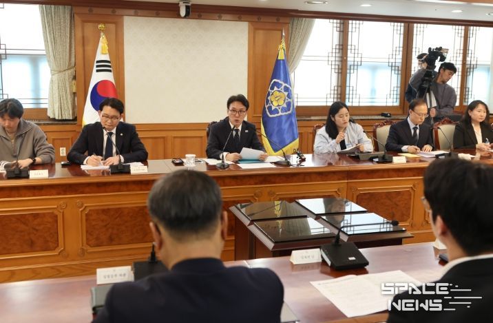 김민석 국무총리가 30일 세종대로 정부서울청사에서 열린 반려동물 정책위원회를 주재하고 있다.(국무조정실)