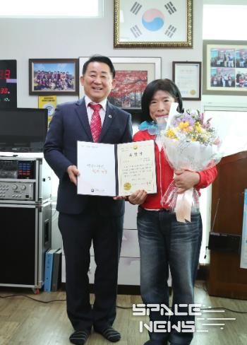 서철모 서구청장이 괴곡경로당에서 노인복지 유공자에게 표창장을 건네고 있다